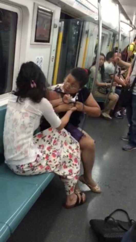 北京地铁两女撕衣 边撕衣服边打电话喊人[组图]