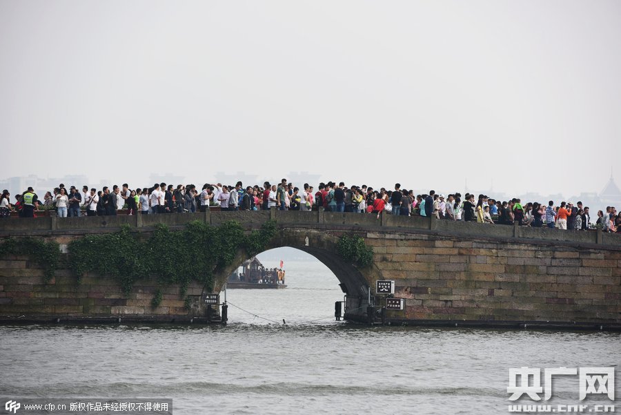 杭州西湖断桥被“人海”攻占