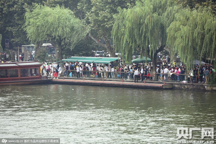 杭州西湖断桥被“人海”攻占