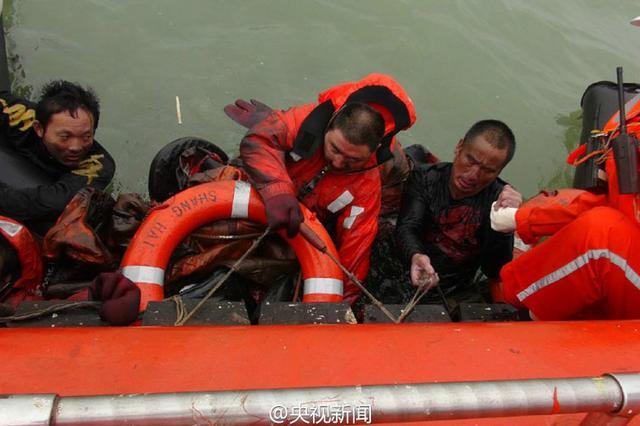 连云港海域一货船沉没 2人遇难4人失踪