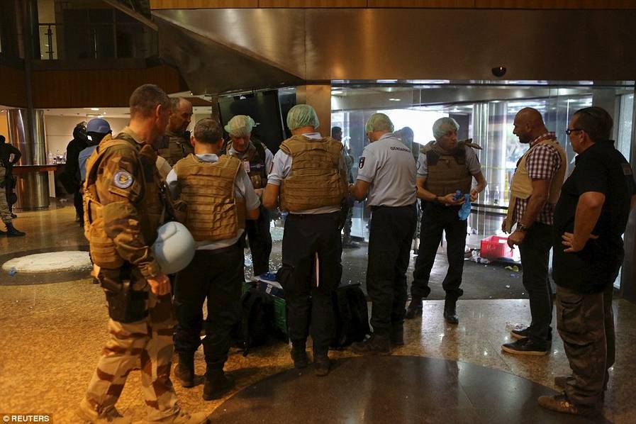 马里酒店遇袭致3名中国人遇难 人质获救现场