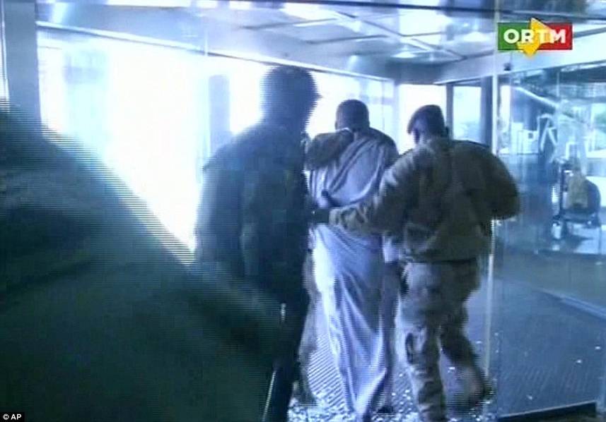 马里酒店遇袭致3名中国人遇难 人质获救现场