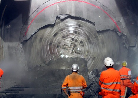  哥达基线隧道长约95.3英里（约合153.5公里），现正在阿尔卑斯山地下开凿