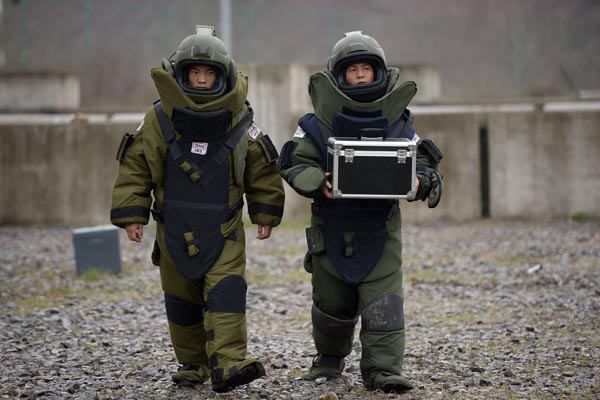 走访神秘的重庆拆弹部队 穿26公斤排爆服作业__上海热线新闻频道