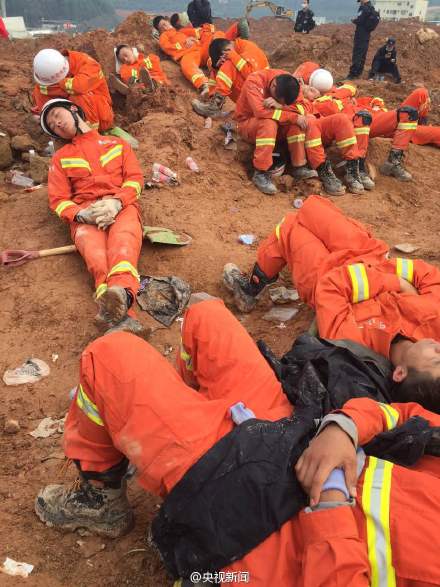 深圳滑坡救援现场 救援人员和搜救犬席地而睡