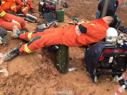 深圳滑坡救援现场 救援人员和搜救犬席地而睡