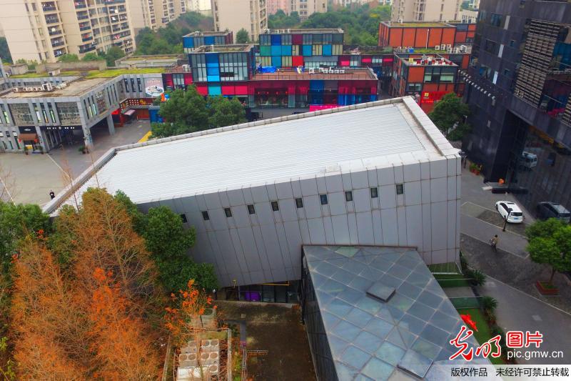 上海现“俯卧撑”大楼 造型奇特引围观