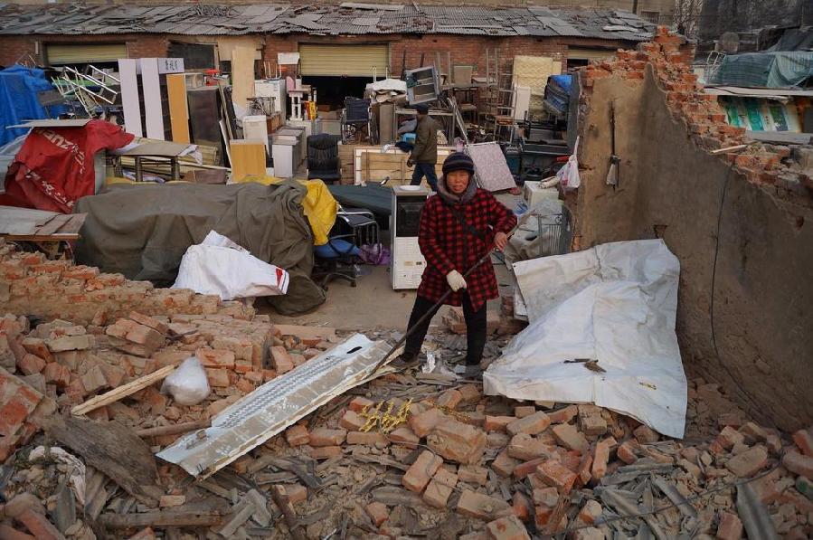 郑州一市场遭强拆 商户货物被埋废墟下 