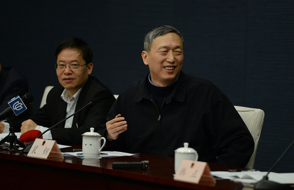 1月27日上午,上海市委书记韩正参加市人代会杨浦代表团审议.