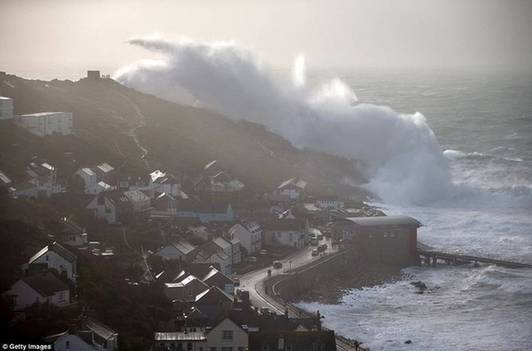 英国一小郡遭遇暴风袭击：山坡被巨浪吞噬