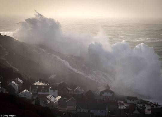 英国一小郡遭遇暴风袭击：山坡被巨浪吞噬