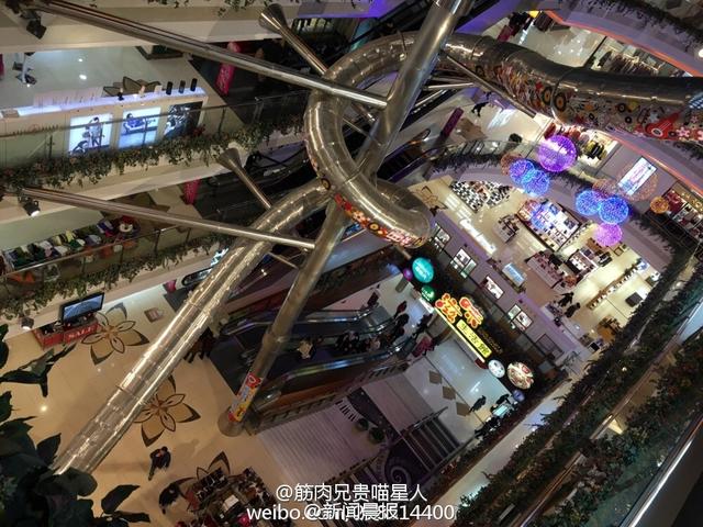 上海一商场现巨型滑梯 能从顶层滑到底层