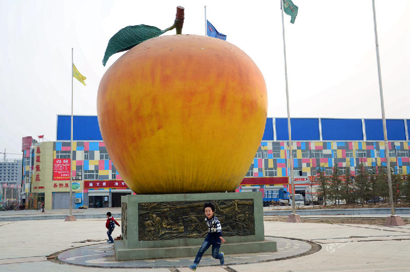山东聊城现巨型苹果雕塑 形象逼真高达8米