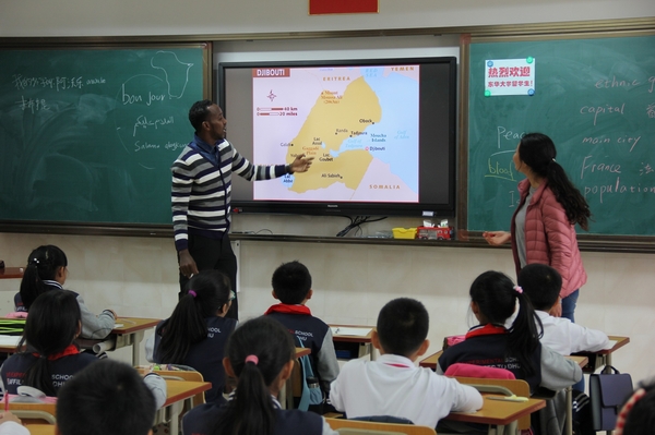 上海热线年级试卷--下册带你看世界东华留学生五单元频道第一小学老外新闻图片