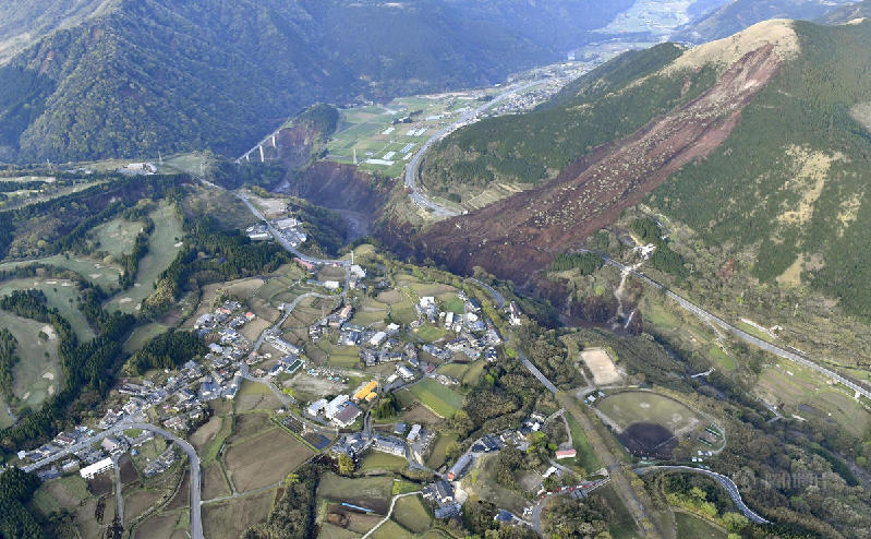 航拍日本九州7.3级地震 山崩地裂