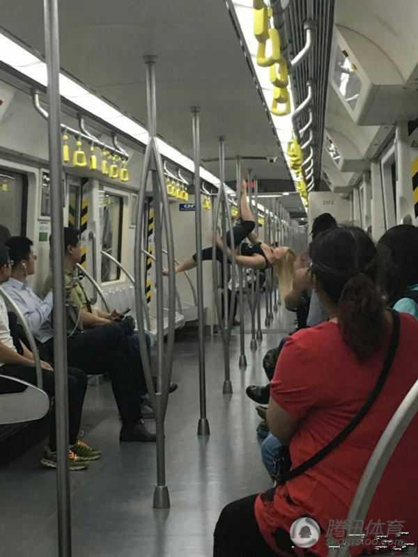 女孩地铁跳钢管舞 连跳8站乘客目瞪口呆！（组图）