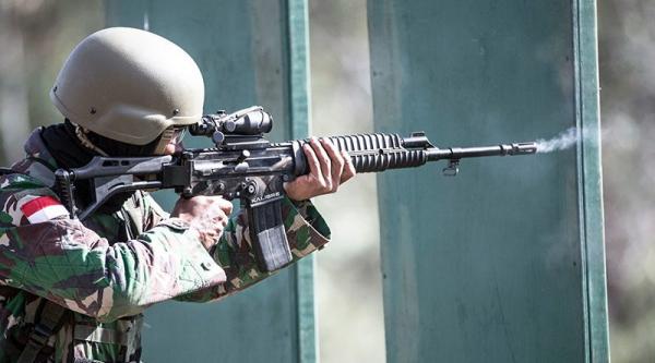 印尼参赛队员使用的是该国自行研制的ss2步枪.