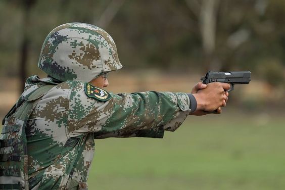 使用92式手枪进行快速射击比赛的我军队员.