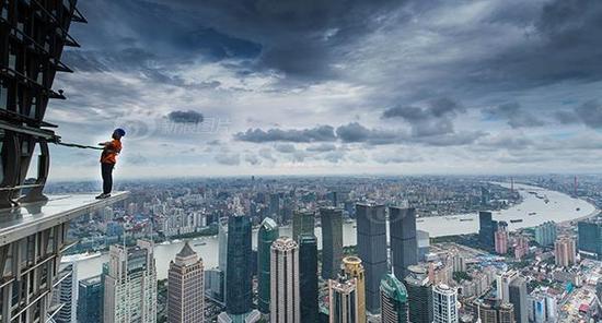 上海热线新闻频道--航拍上海金茂大厦88层 空中漫步鸟瞰魔都