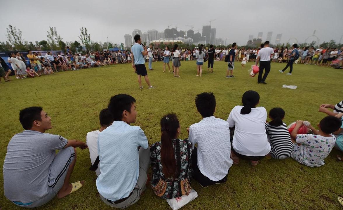 安徽举办朋友圈节 近5000人关手机玩丢手绢游戏