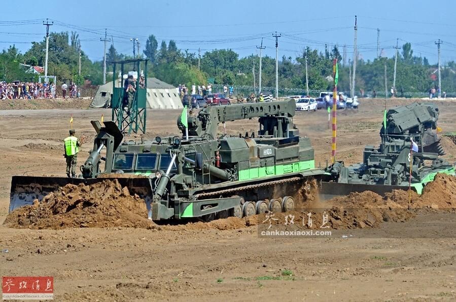 俄军装甲工程车使用推土铲开辟道路.