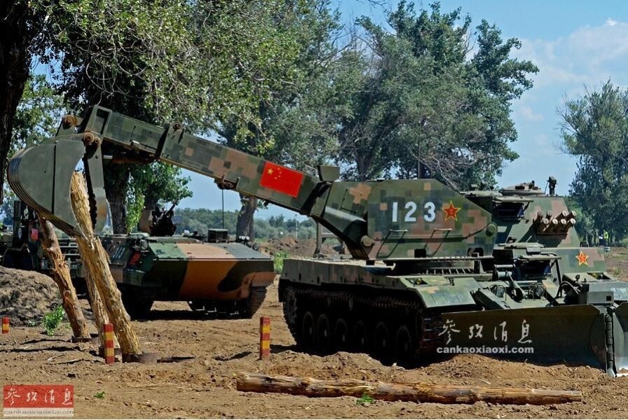 中国参赛队的新型装甲工程车清除木桩障碍,为86式步兵战车和架桥车