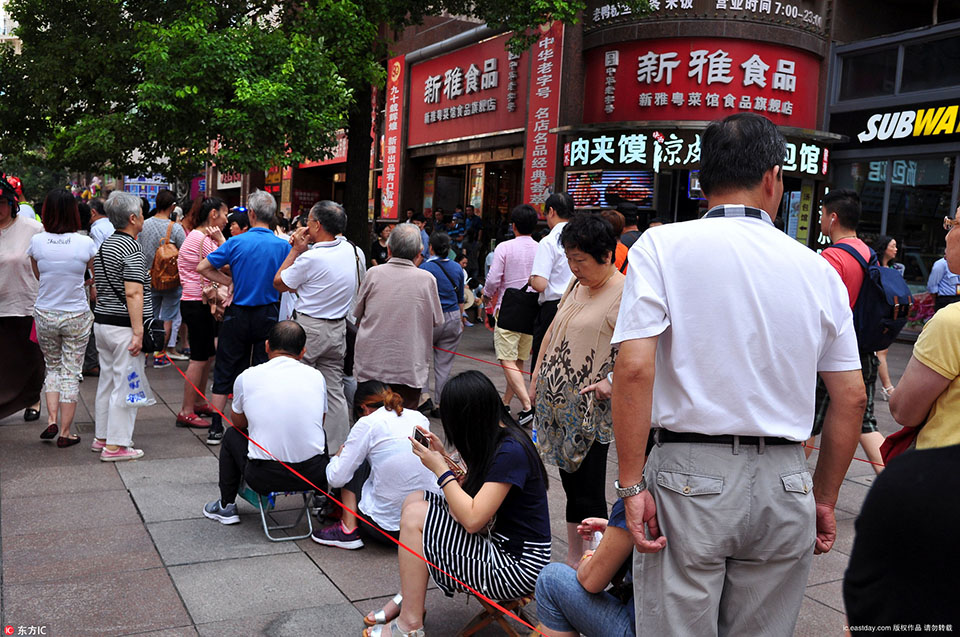 上海中秋将至市民烈日下排长队买月饼