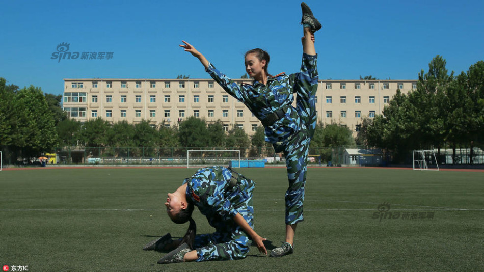 妹子好腿功!大学美女军训大秀一字马高难姿势