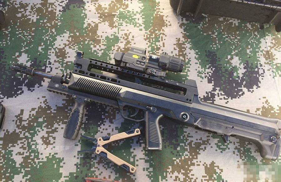 解放军新型95改进型突击步枪亮相和平使命演习