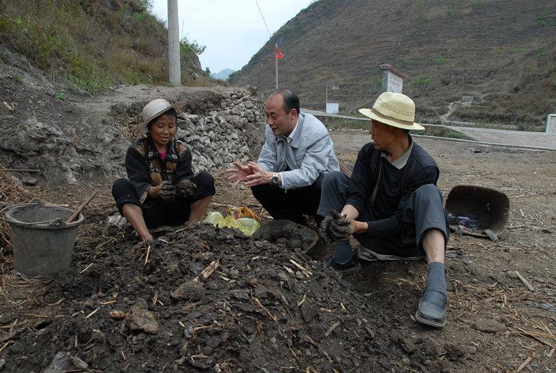 姜仕坤在马场乡战马村了解群众农业生产情况。（资料照片）
