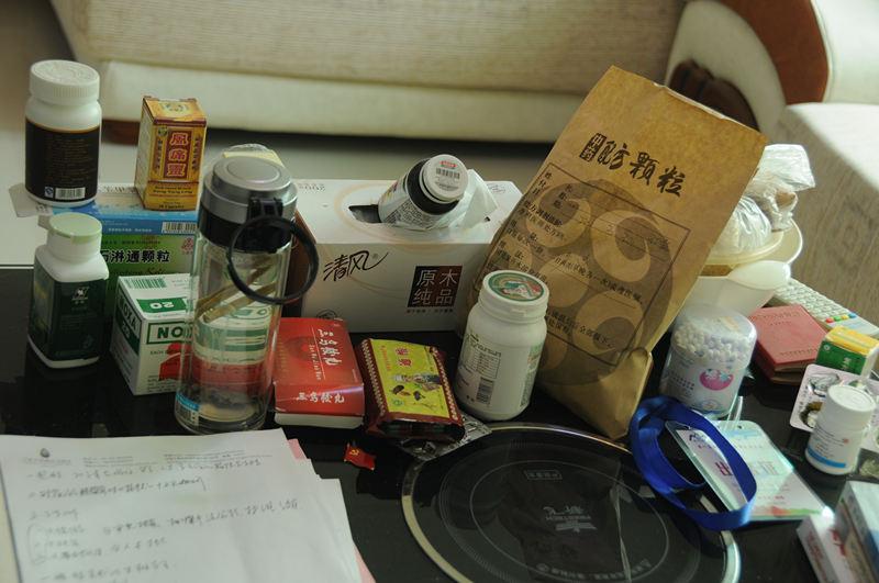 在姜仕坤宿舍里的桌上，除了书、笔记本外，就是各类药品（7月24日摄） 。新华社记者 李春惠 摄