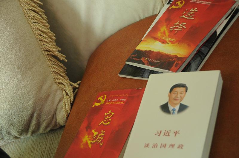 在姜仕坤宿舍，沙发扶手上放着《习近平治国理政》、《选择》、《忠诚》几本书（7月24日摄）。新华社记者 李春惠 摄 