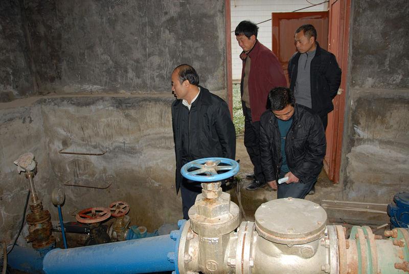 姜仕坤书记到县自来水厂调研。（资料照片）