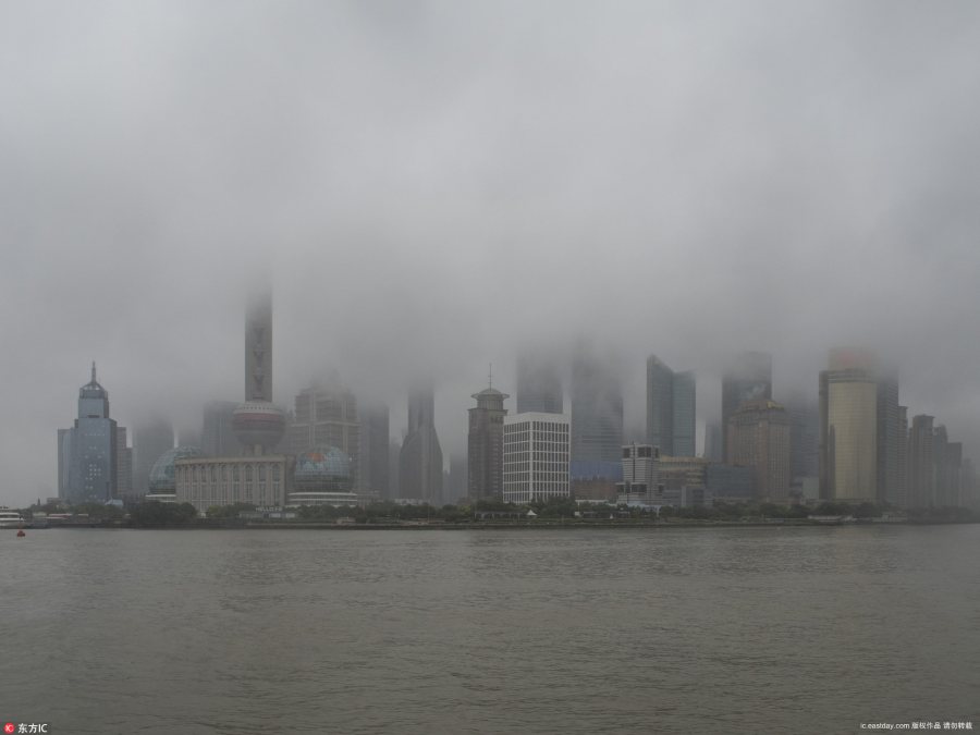 台风"海马"影响上海带来降雨天气 市民游客雨中游外滩兴致不减