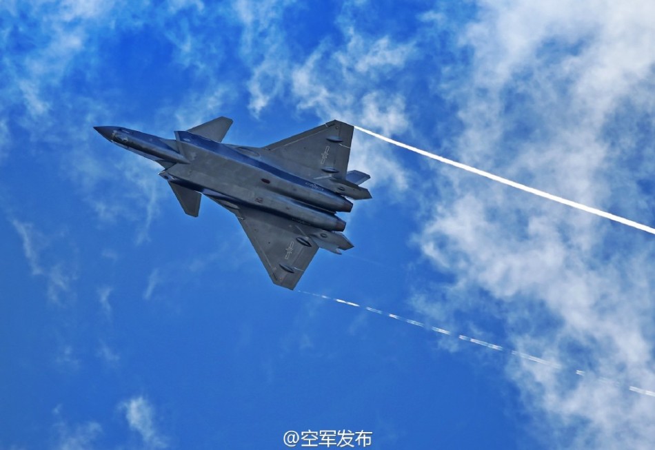 拉出绚丽涡流:中国空军首次公布歼20战机照片