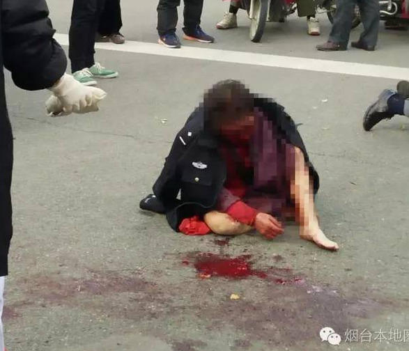 网曝男子暴打母亲下身半裸血流满地