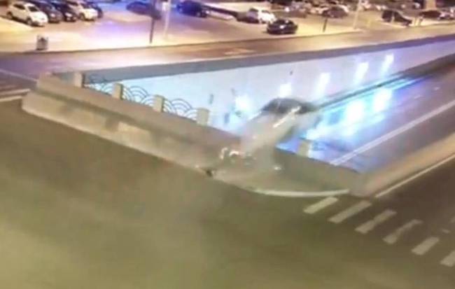 黑龙江：女司机驾车撞破护栏 直接冲入地下通道(图)