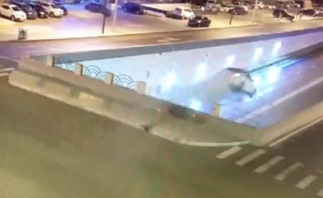 黑龙江：女司机驾车撞破护栏 直接冲入地下通道(图)
