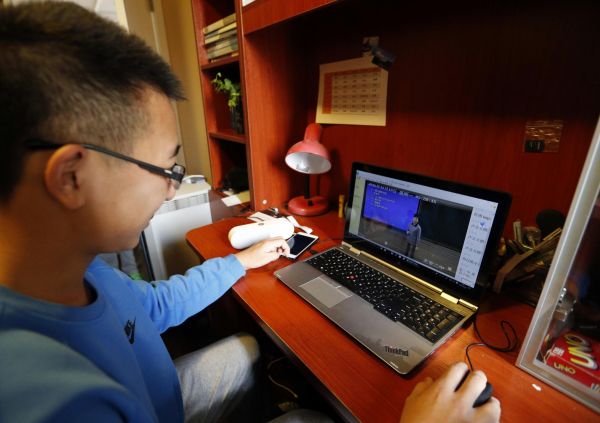 学生李伯雄在家中通过学校4G网络教室在线听课