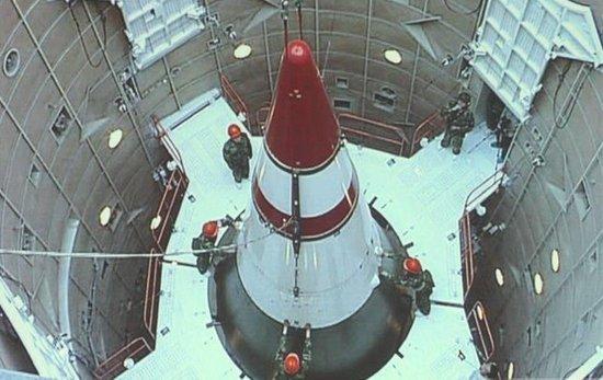 早期部署在地基发射井中的单弹头东风-5导弹