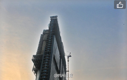 杭州惊现“纸片楼” 网友调侃：怕被风吹倒
