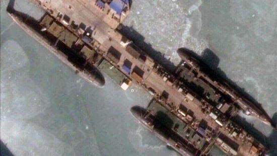 据称是成批下水的093B型攻击核潜艇准备交付
