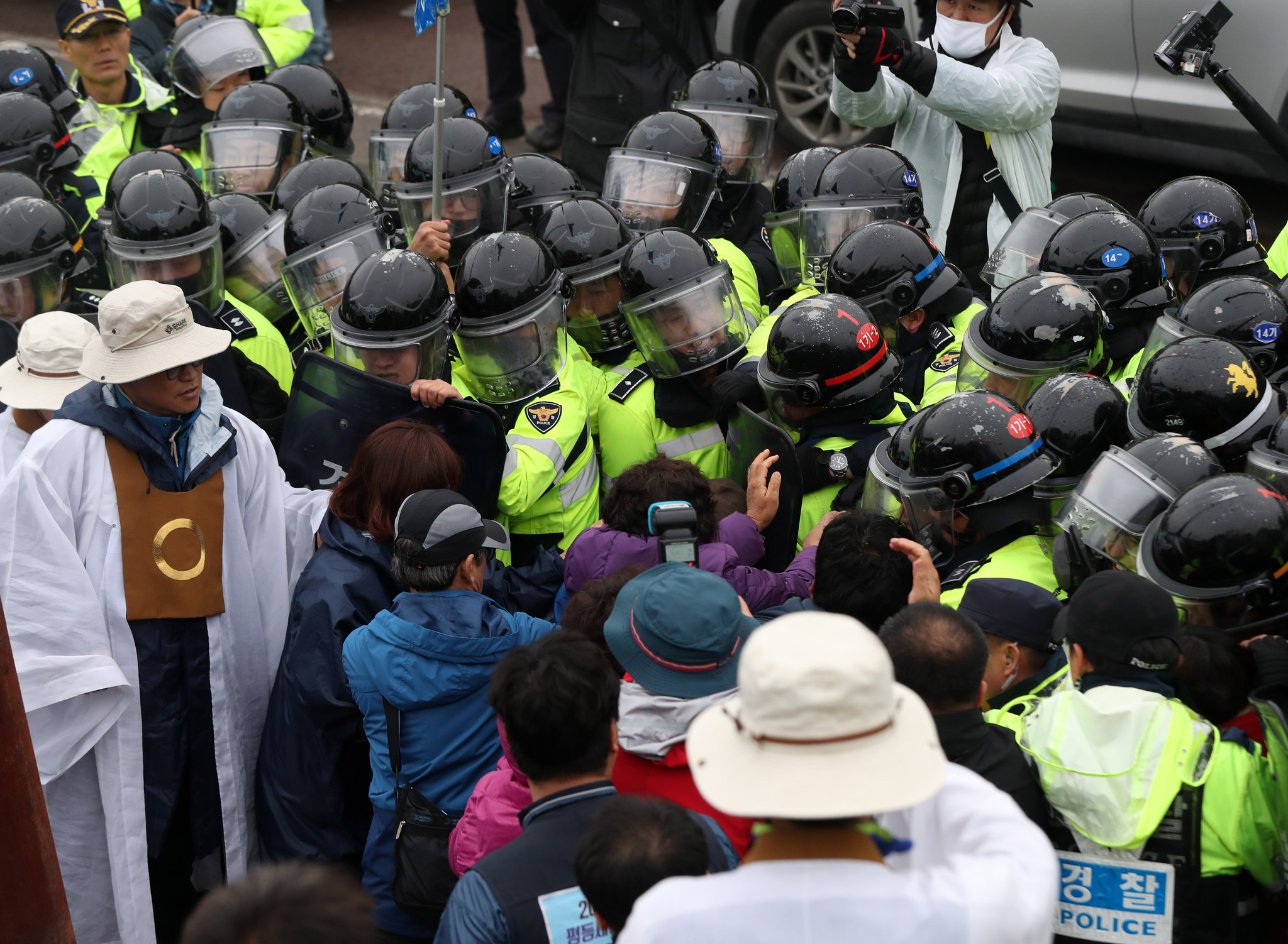 韩美趁夜色部署萨德遭民众反抗 韩媒:被打后脑