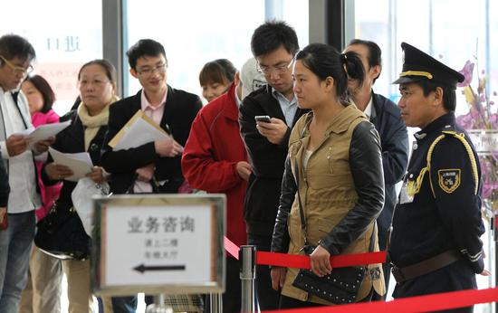 上海自贸区助推浦东二次创业，众多企业代表在上海自贸区管委会服务大厅排队等候咨询业务。