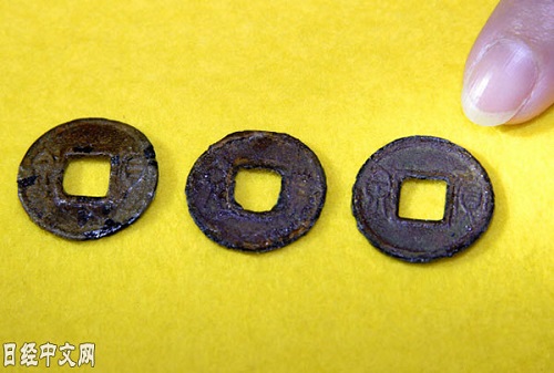资料图：本次发现的古青铜币“货泉”（图片来源于《日本经济新闻》网站）