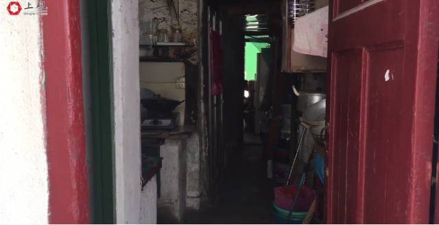 上海一家三口住9平米房间27年 儿子踩着冰箱上床