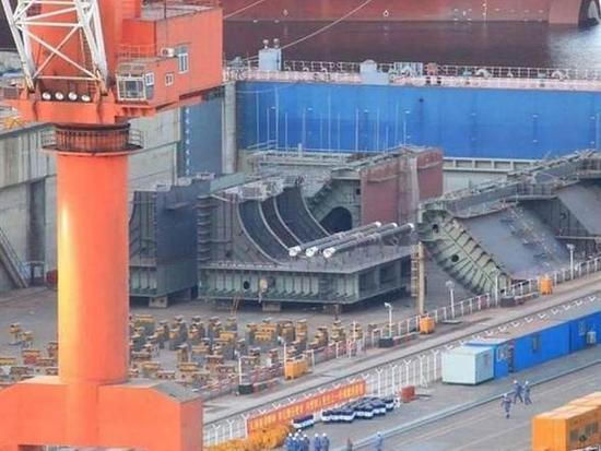 大连造船厂现疑似新航母分段 港媒猜测已开建第四艘航母_《参考消息》官方网站