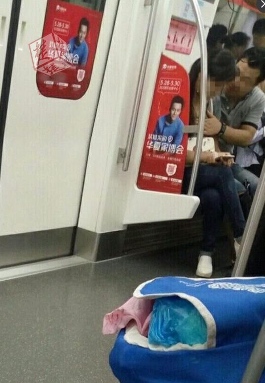 武汉地铁上男女公开亲吻摸胸 乘客吐槽：太不雅了