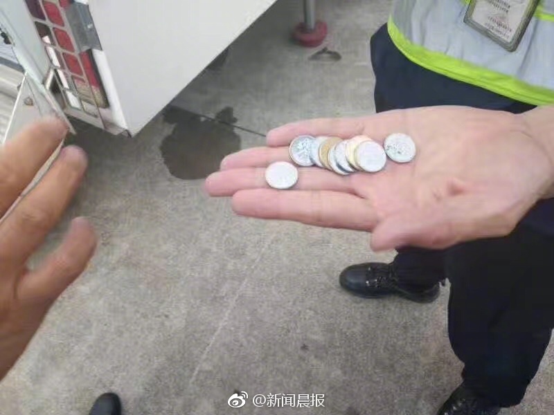 上海热线HOT新闻--老太扔硬币进发动机致航班