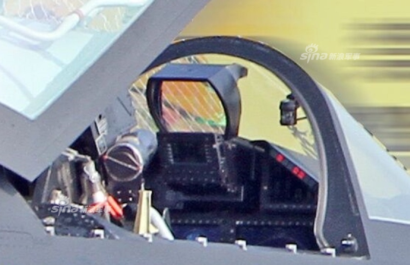 中国fc31隐形机原型机座舱曝光布局类似歼15